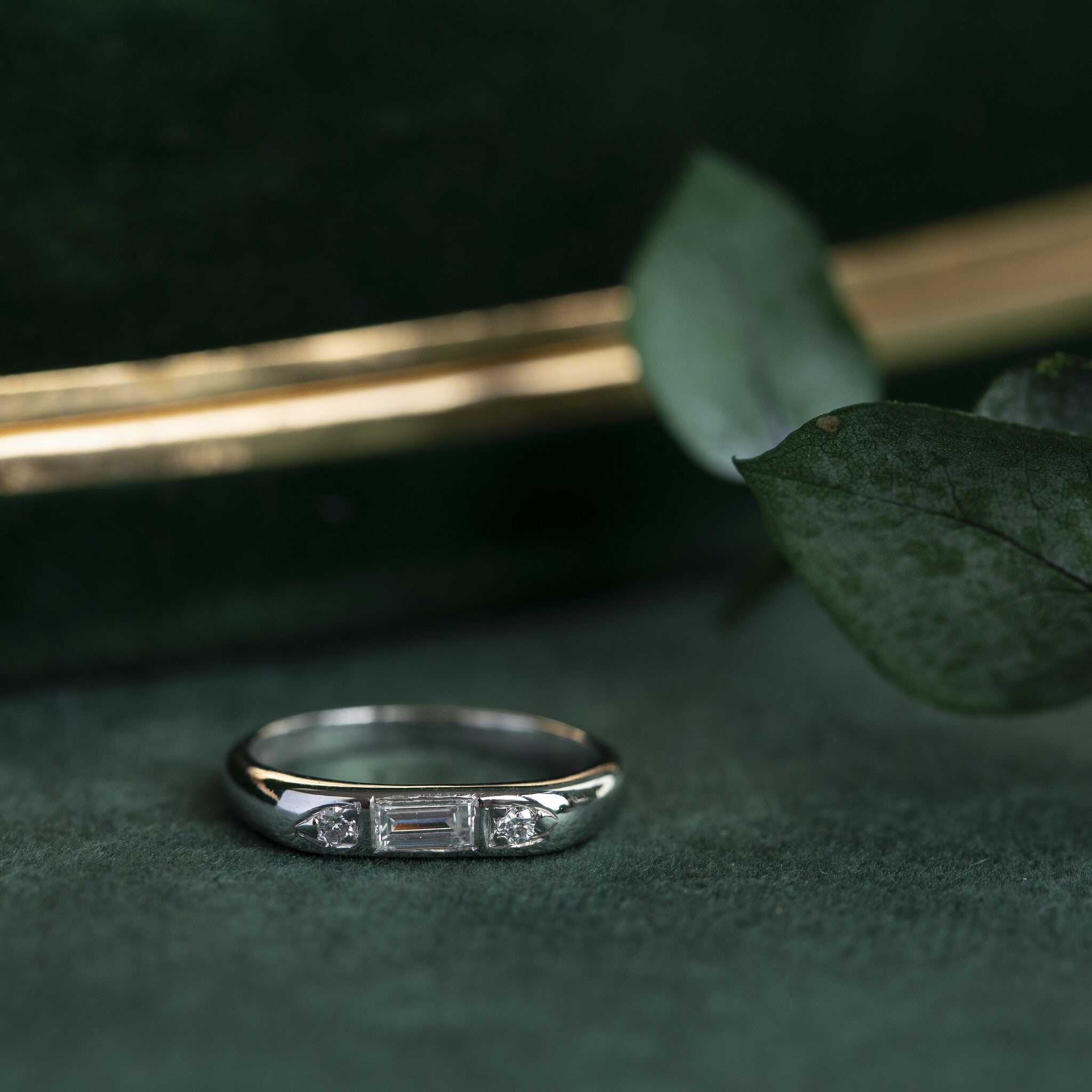 Witgouden pinkring met diamant 14 krt
