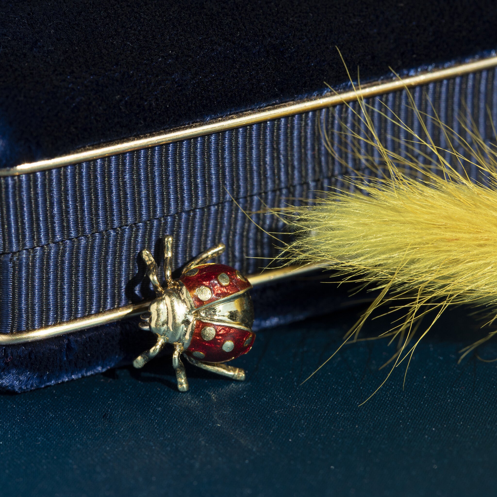 Gouden broche lieveheersbeestje met emaille 18 krt