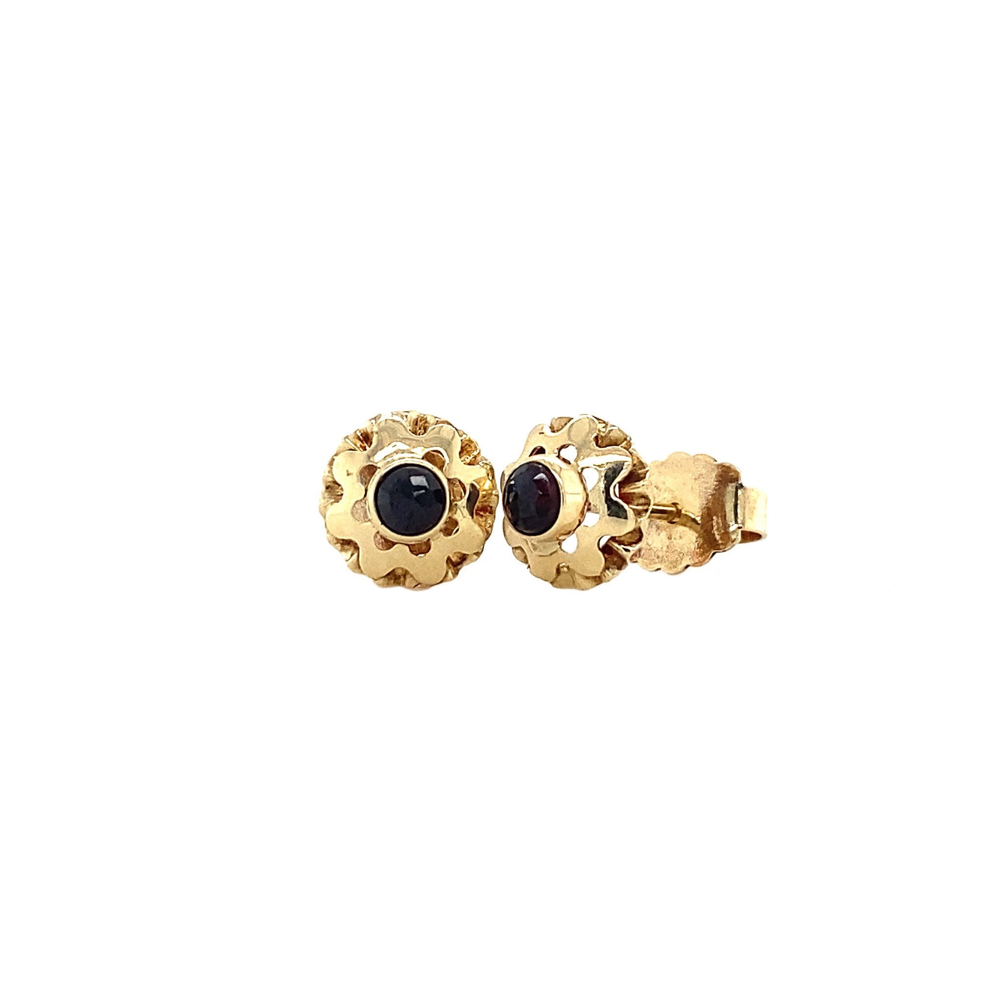 14 kt gold stud earrings with garnet