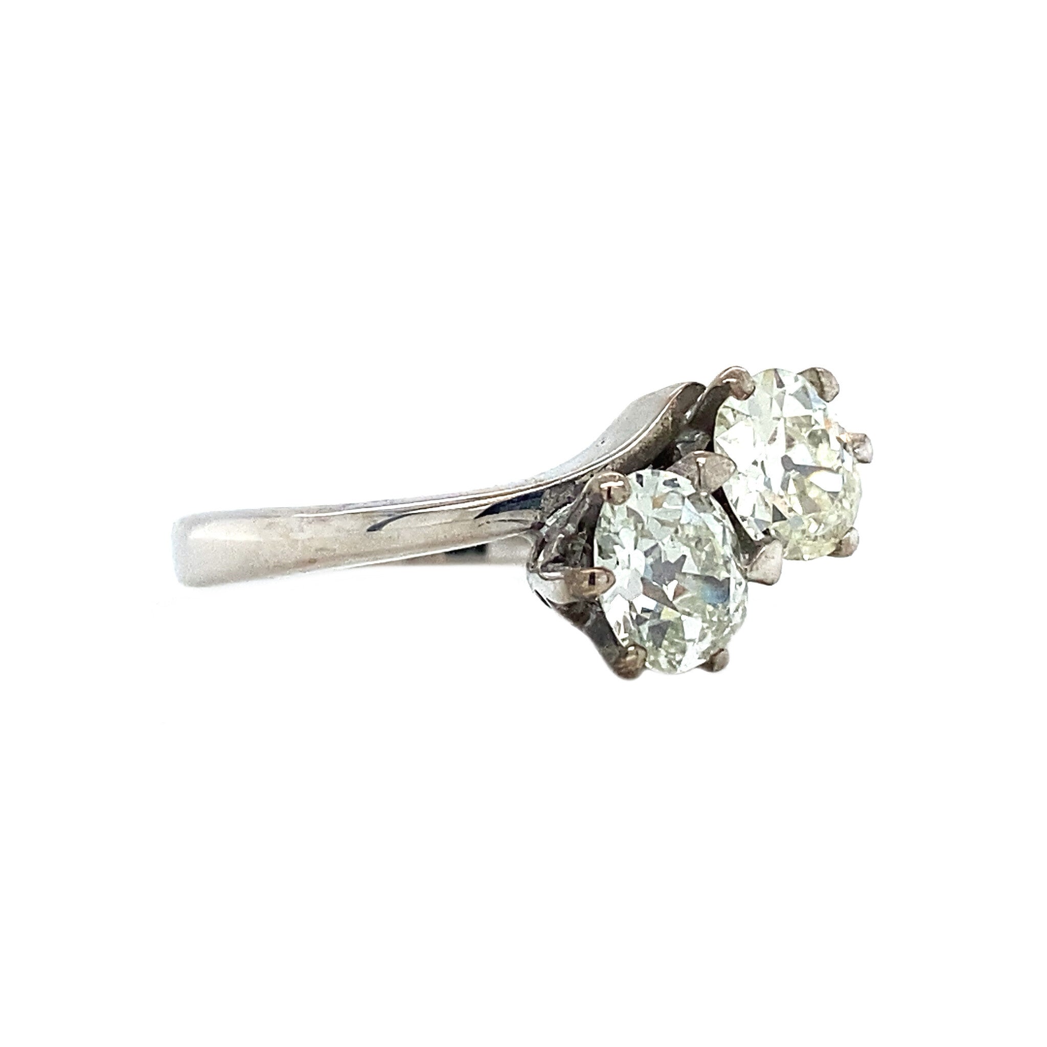 White gold strike ring with diamond 14 krt