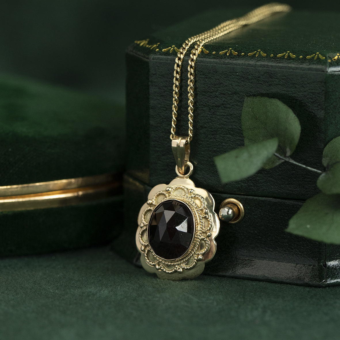 Gold garnet pendant 14 kt