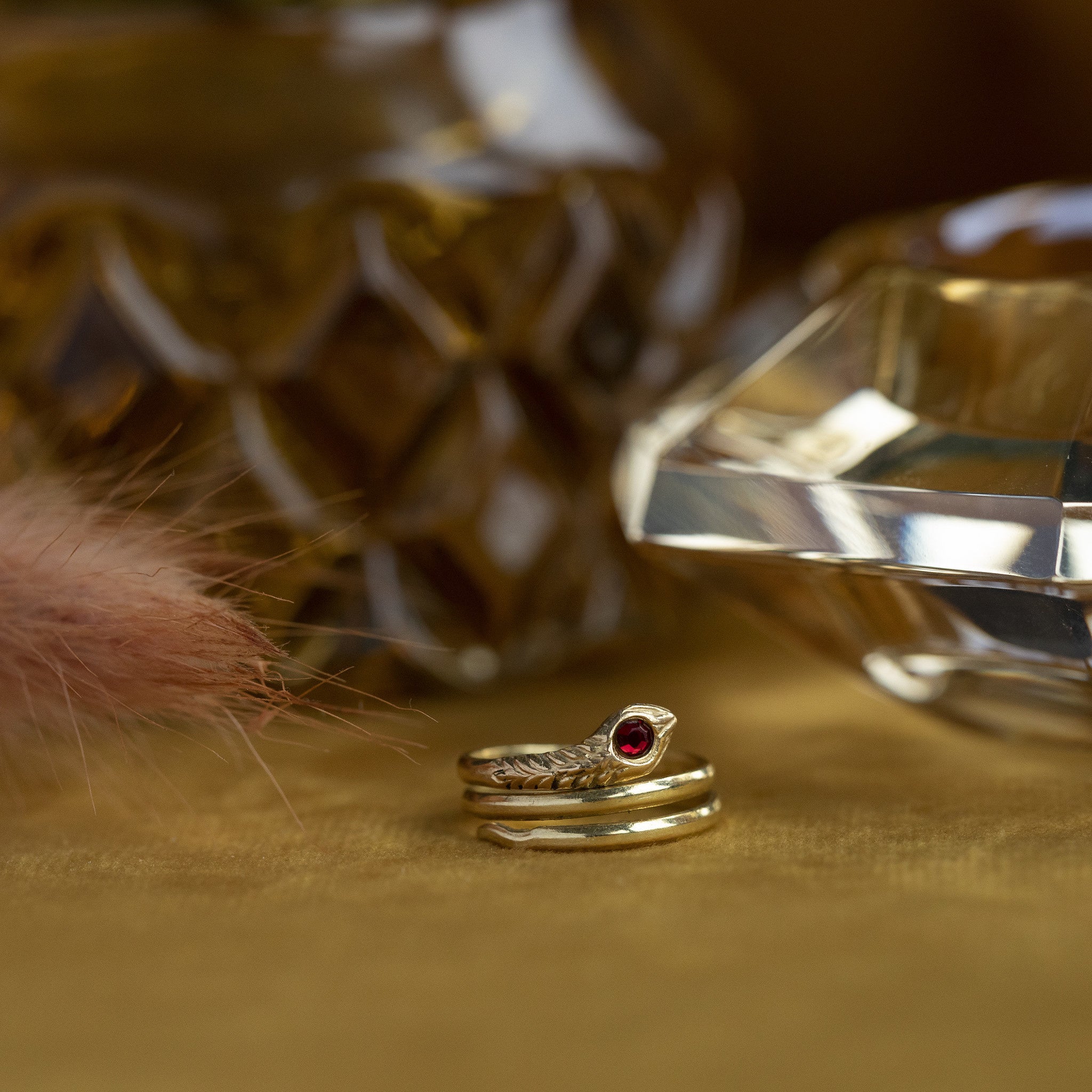 Gold ring with synthetic ruby 18 crt