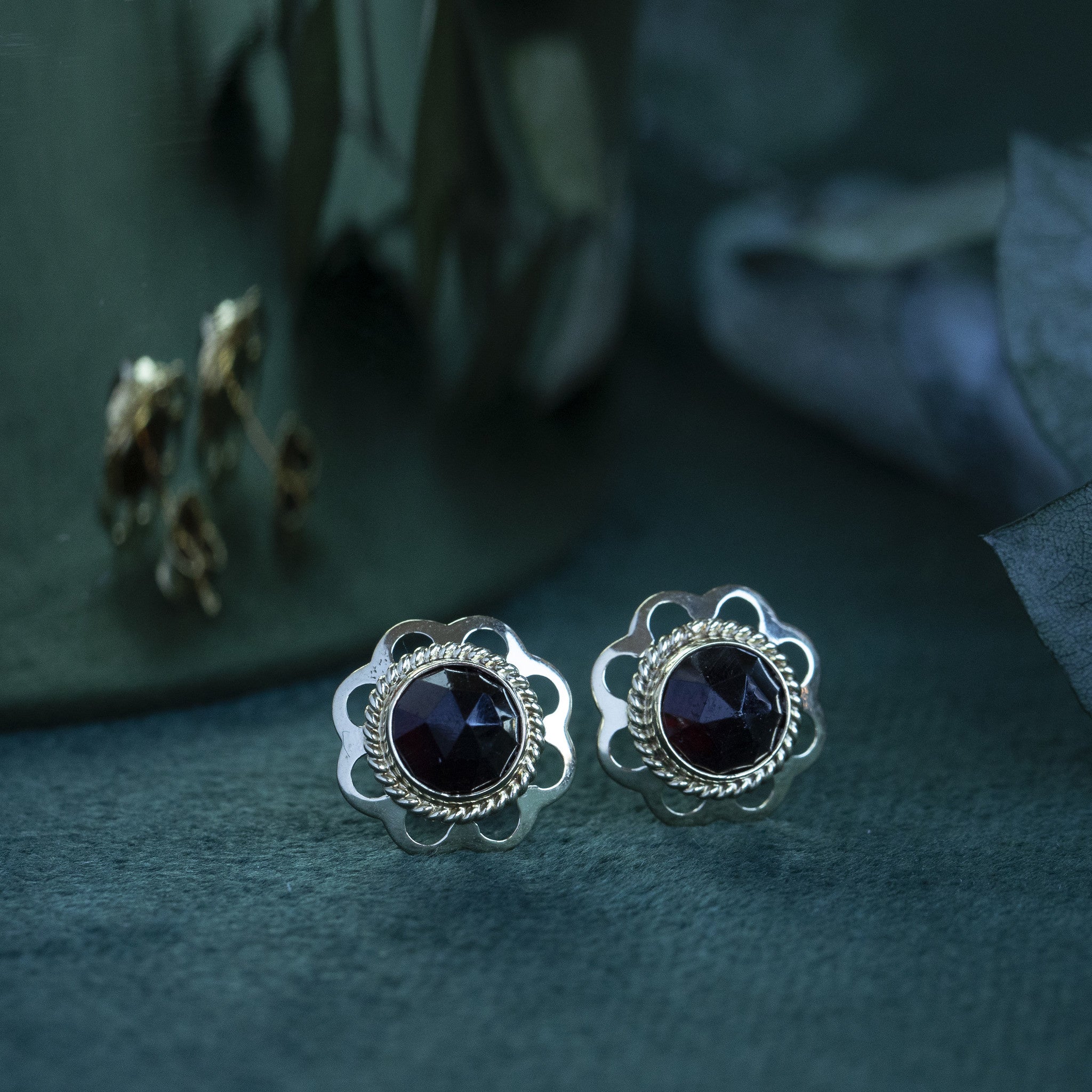 14 kt gold stud earrings with garnet