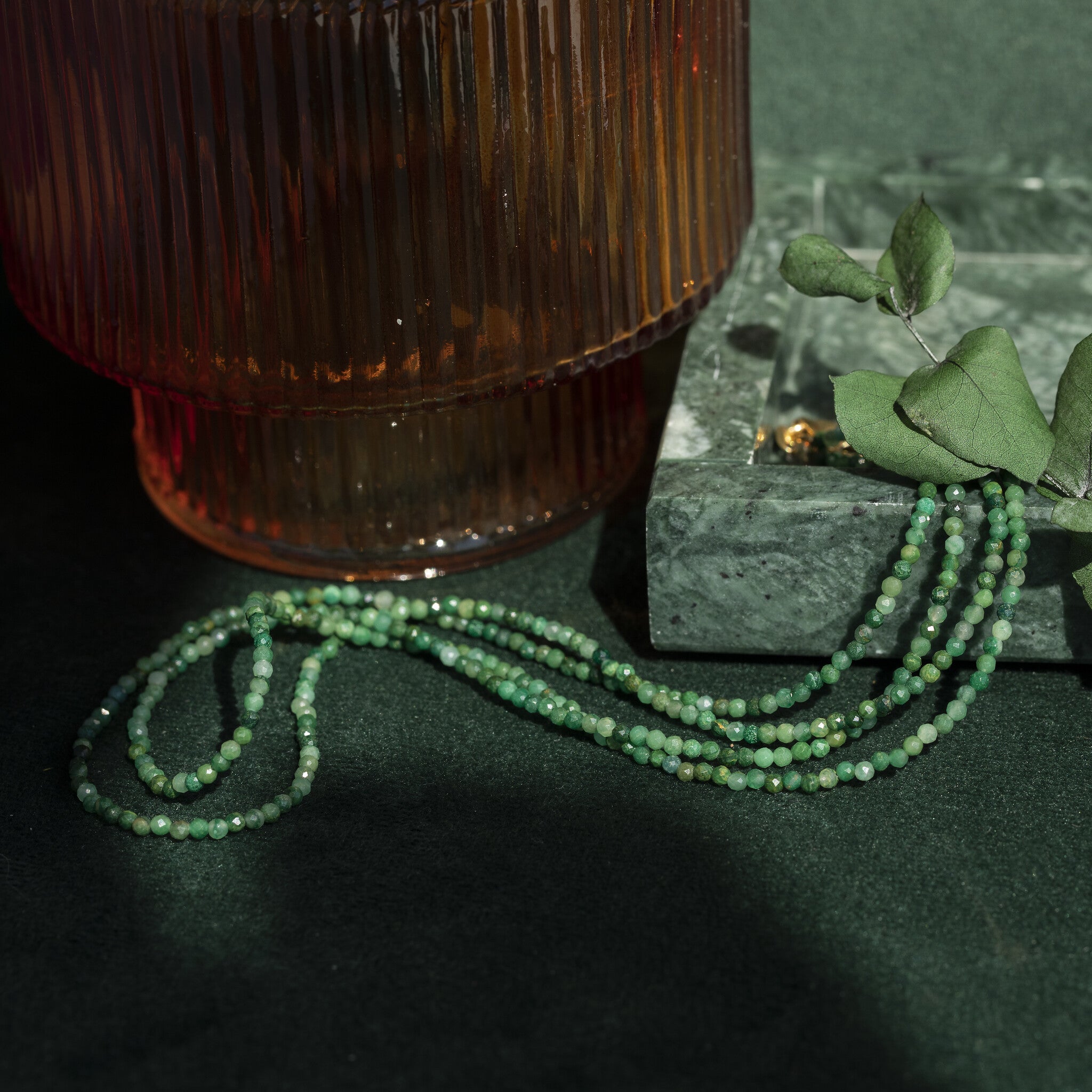 Smaragd collier met gouden sluiting 40 cm 18 krt