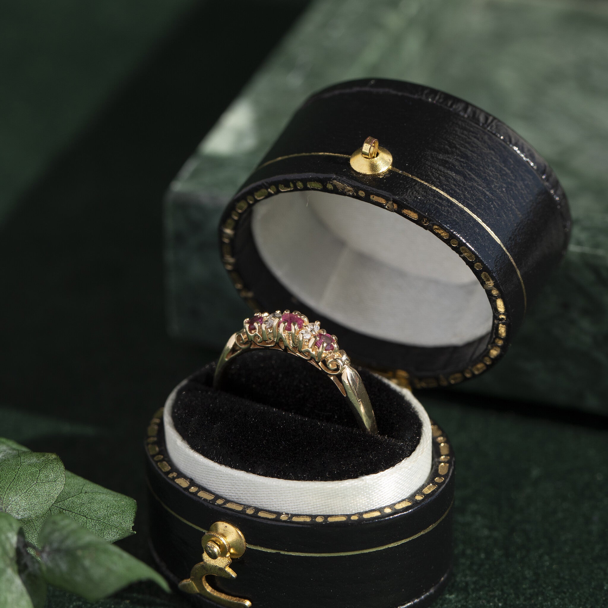 Gouden rijring met natuurlijke robijn en diamant 14 krt