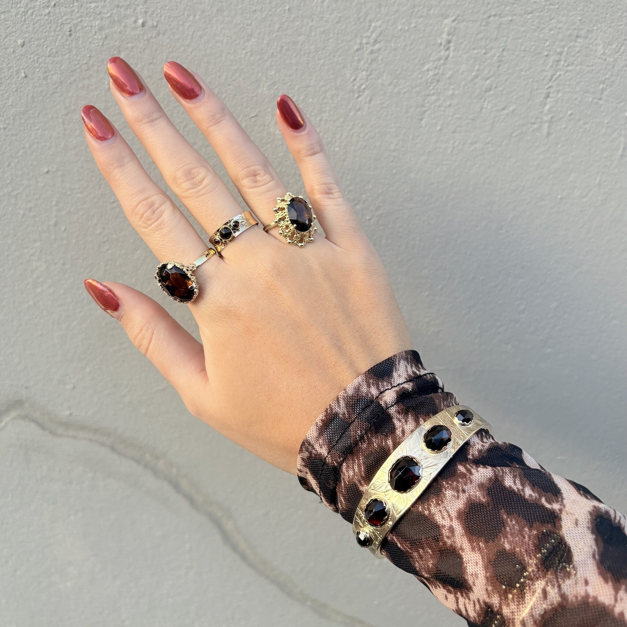 Gouden vintage bangle met granaat 14 krt