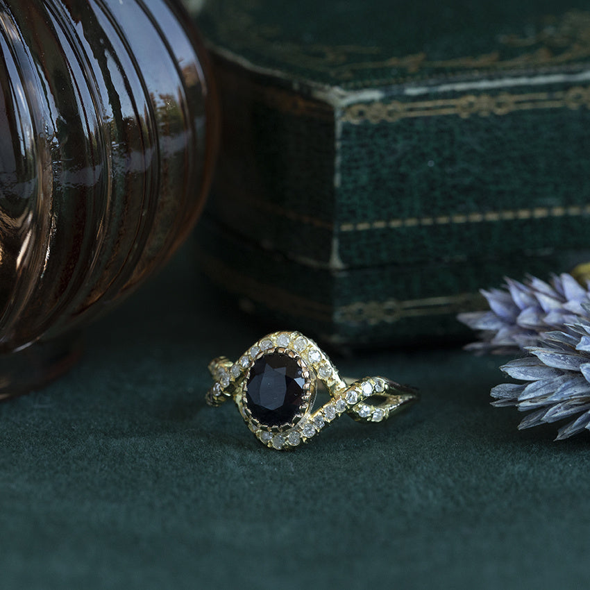 Vintage gold signet ring with sapphire and diamond, 18 kt