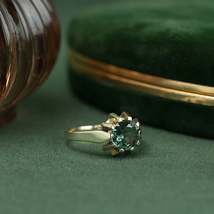 14 kt gold ring with spinel