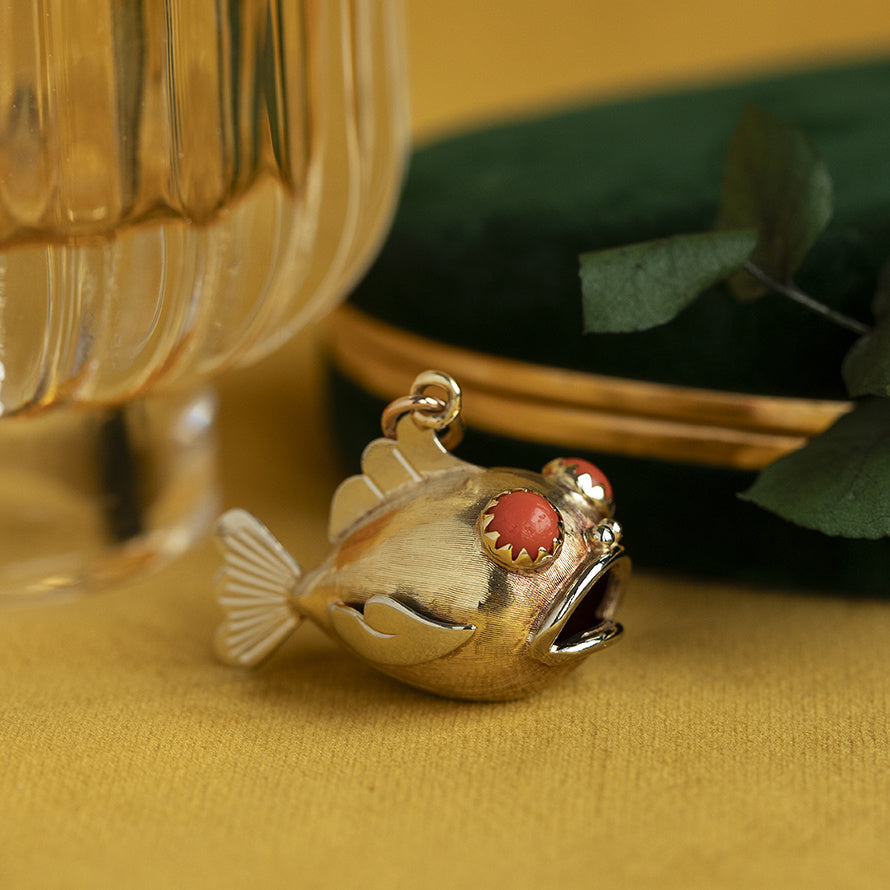 Bicolour gouden vintage vis hanger met kleursteen 14 kt