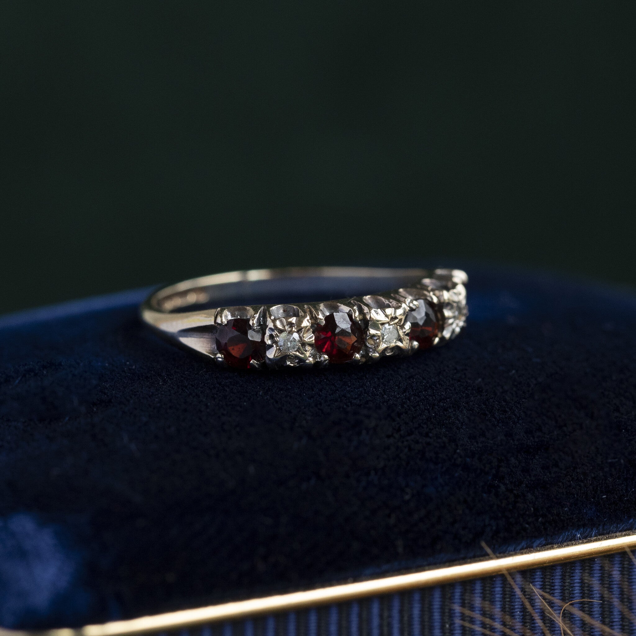 Row ring with diamond and ruby 9 krt
