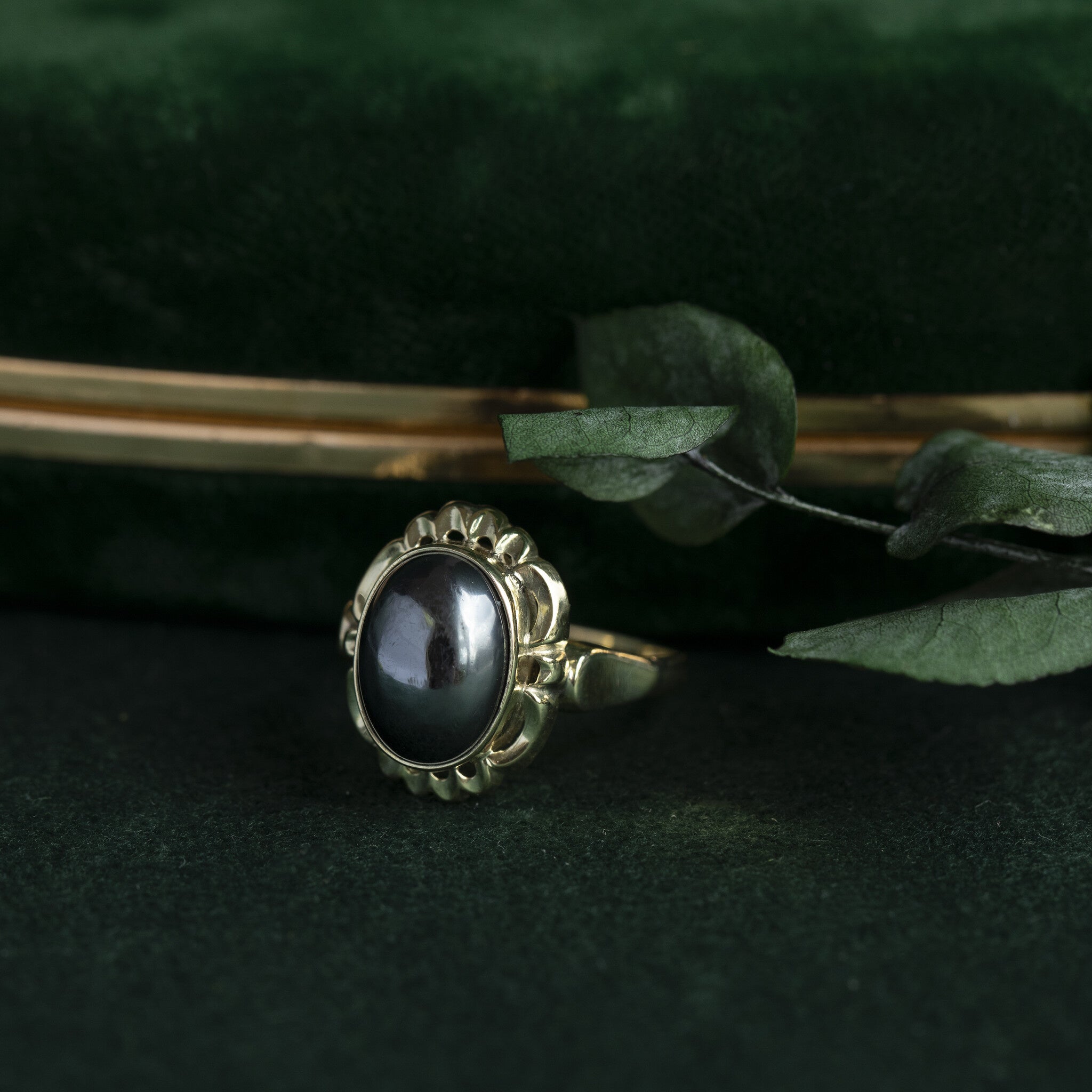 Gouden ring met hematiet 14 krt