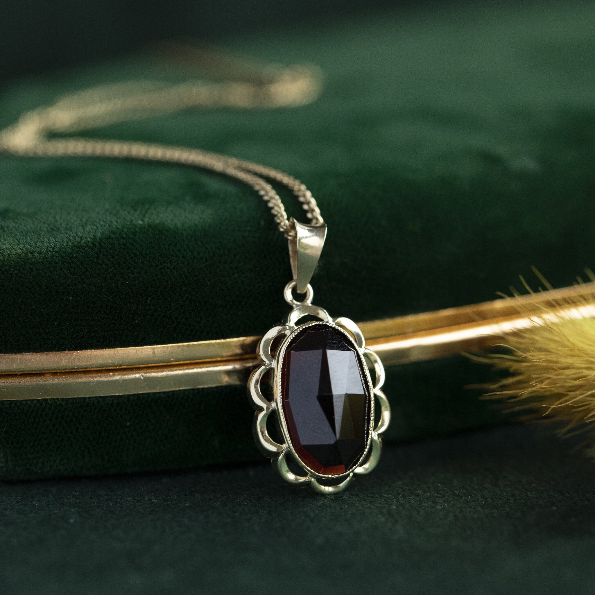 Gouden hanger met granaat 14 krt