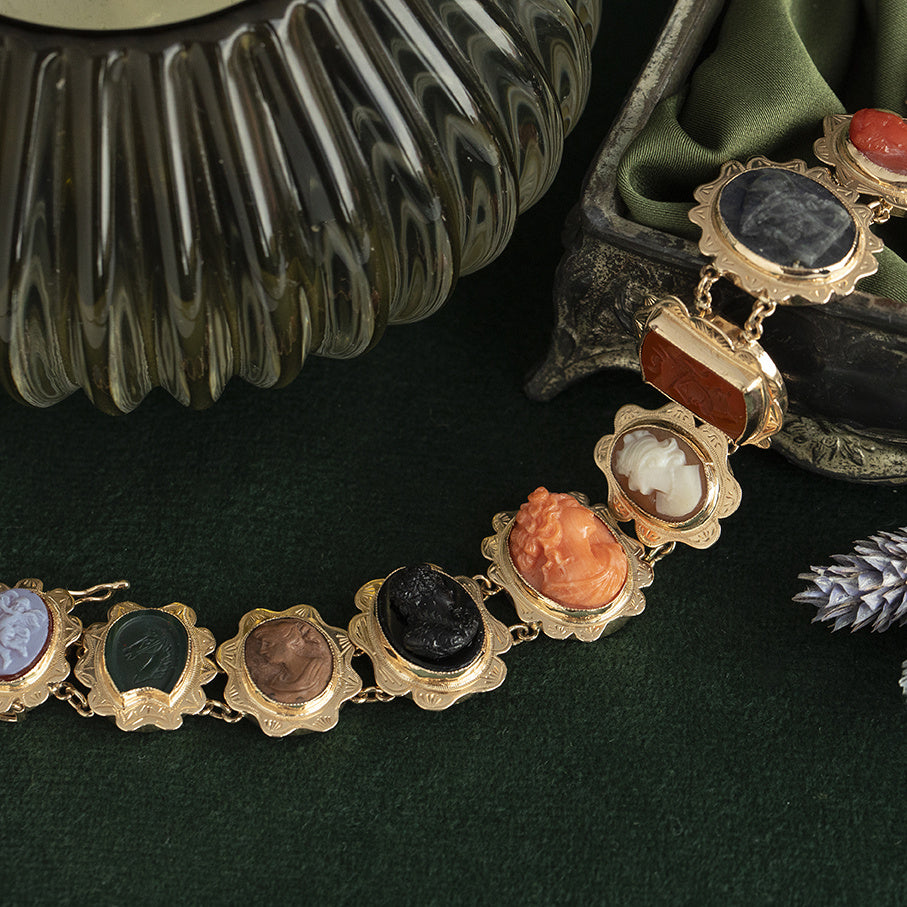 Gouden vintage armband met camee, onyx, bloedkoraal, agaat en labradoriet 14 kt