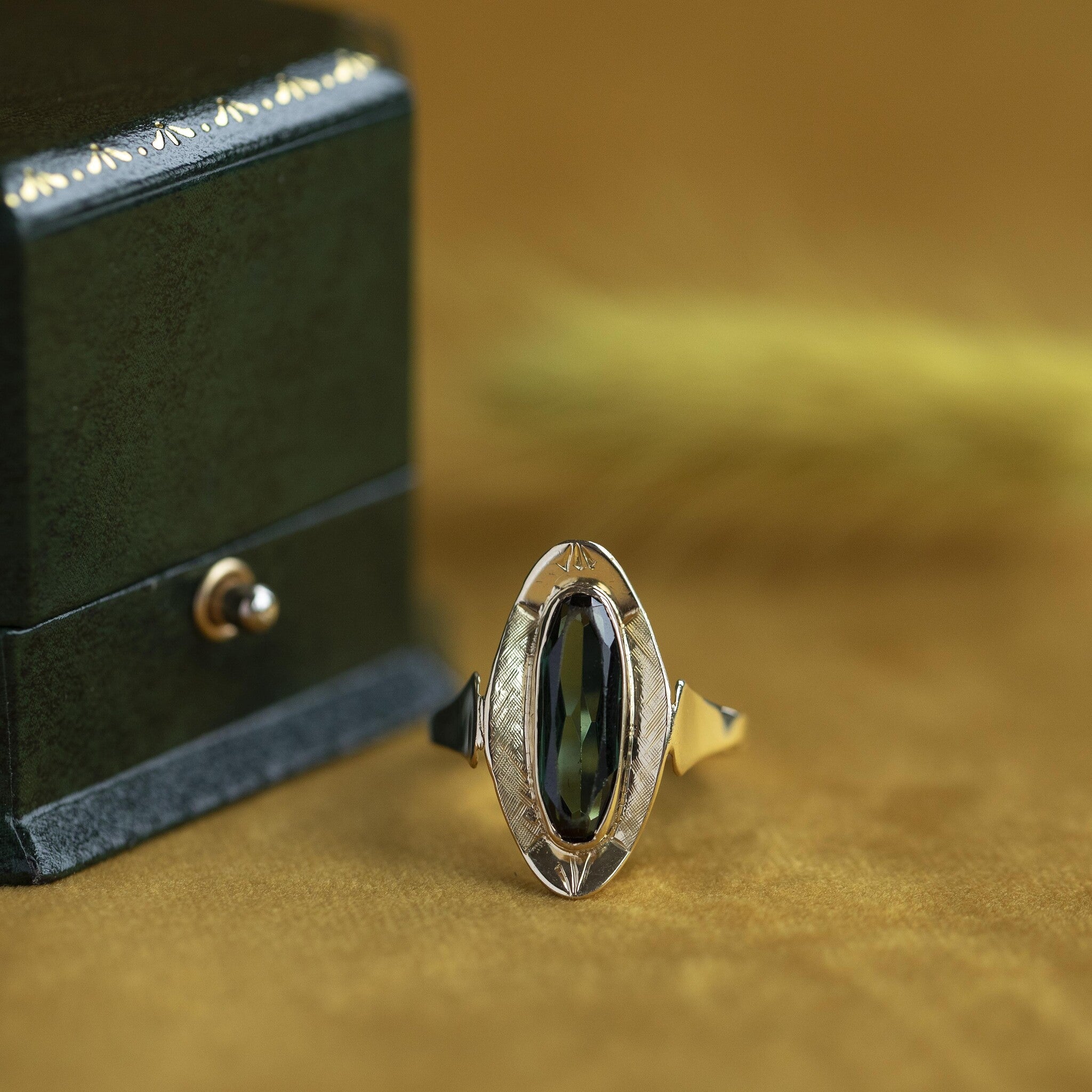 Gouden ring met groene spinel 14 krt