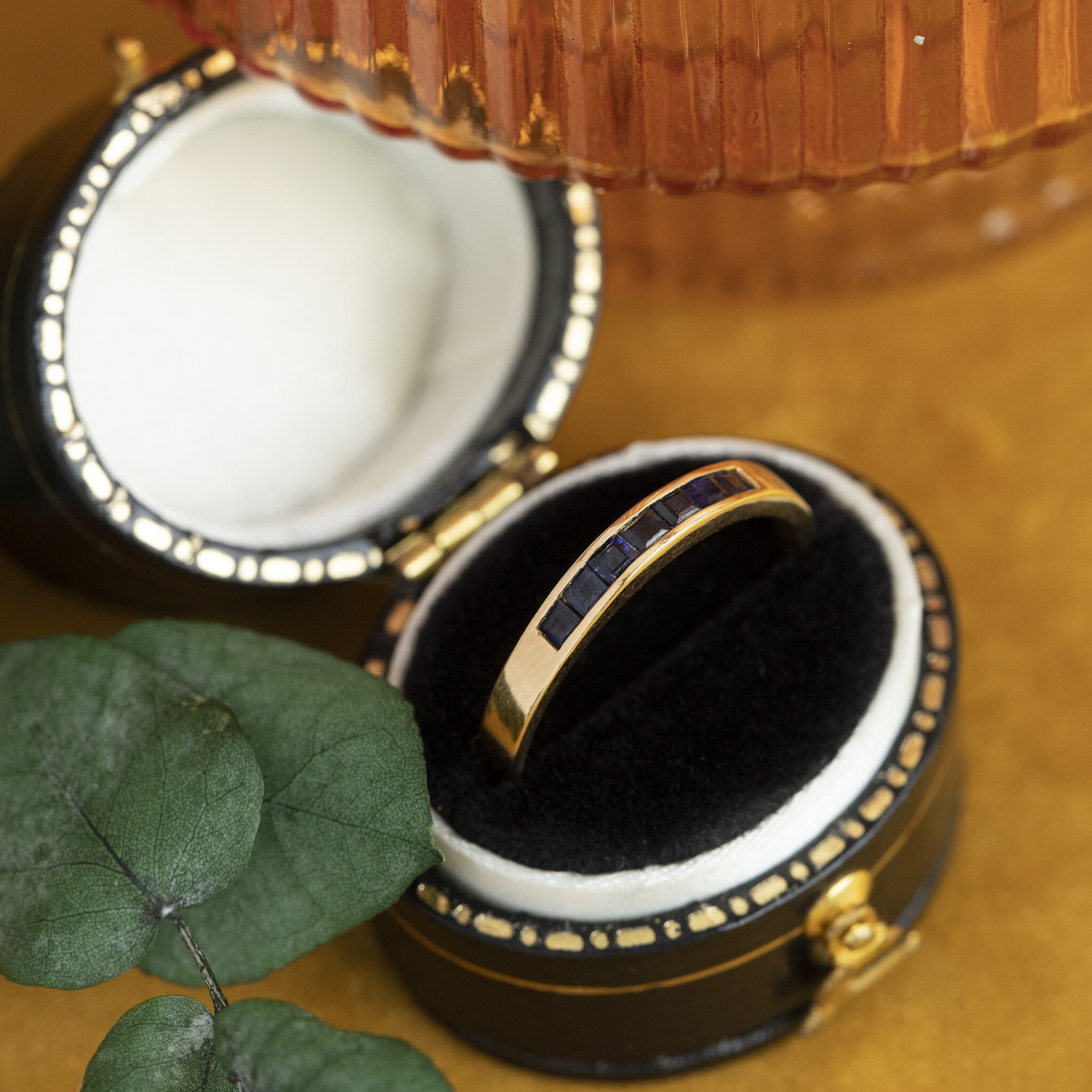 18 kt gold row ring with sapphire