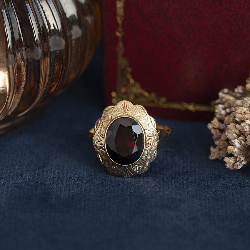 Gold vintage ring with garnet 14 kt