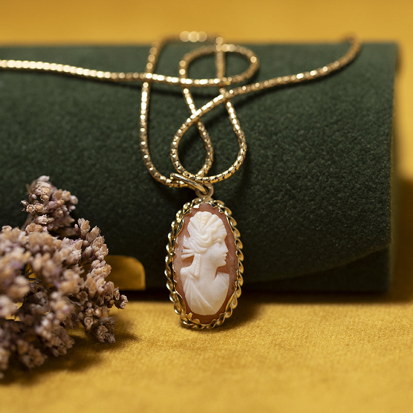 Gouden vintage hanger met camee 14 kt