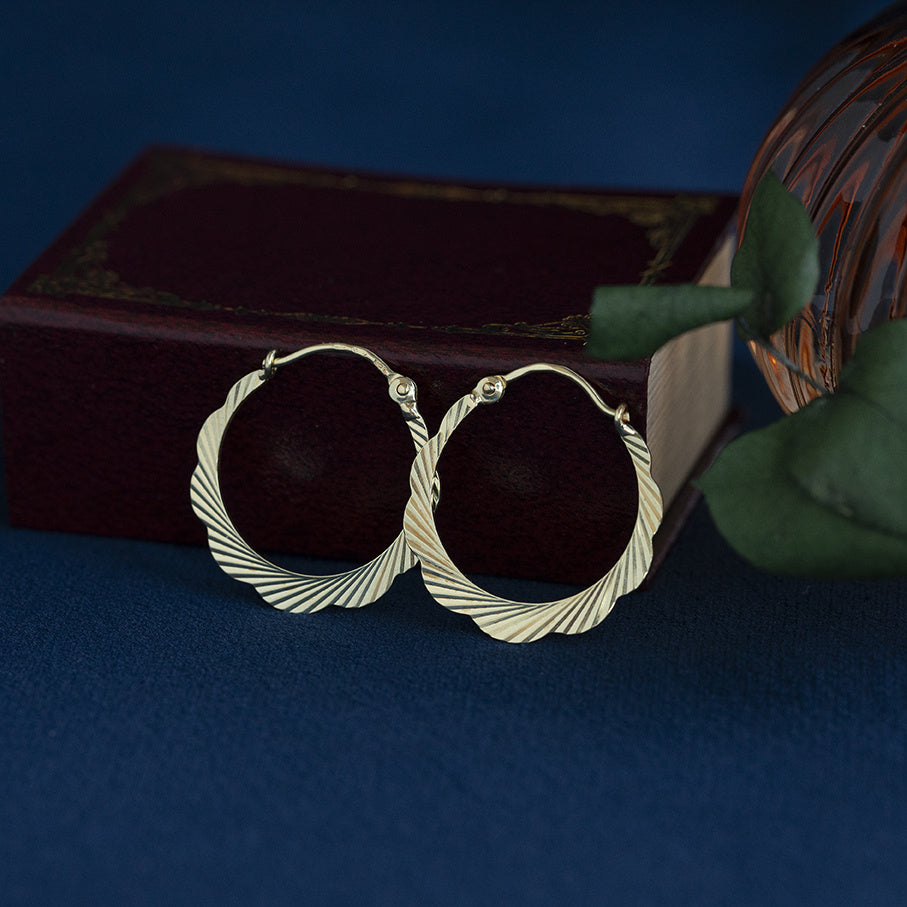 Gouden vintage fantasie oorringen 14 krt