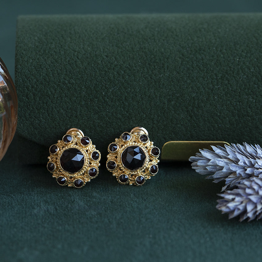 Gouden vintage entourage oorclips met granaat 14 krt