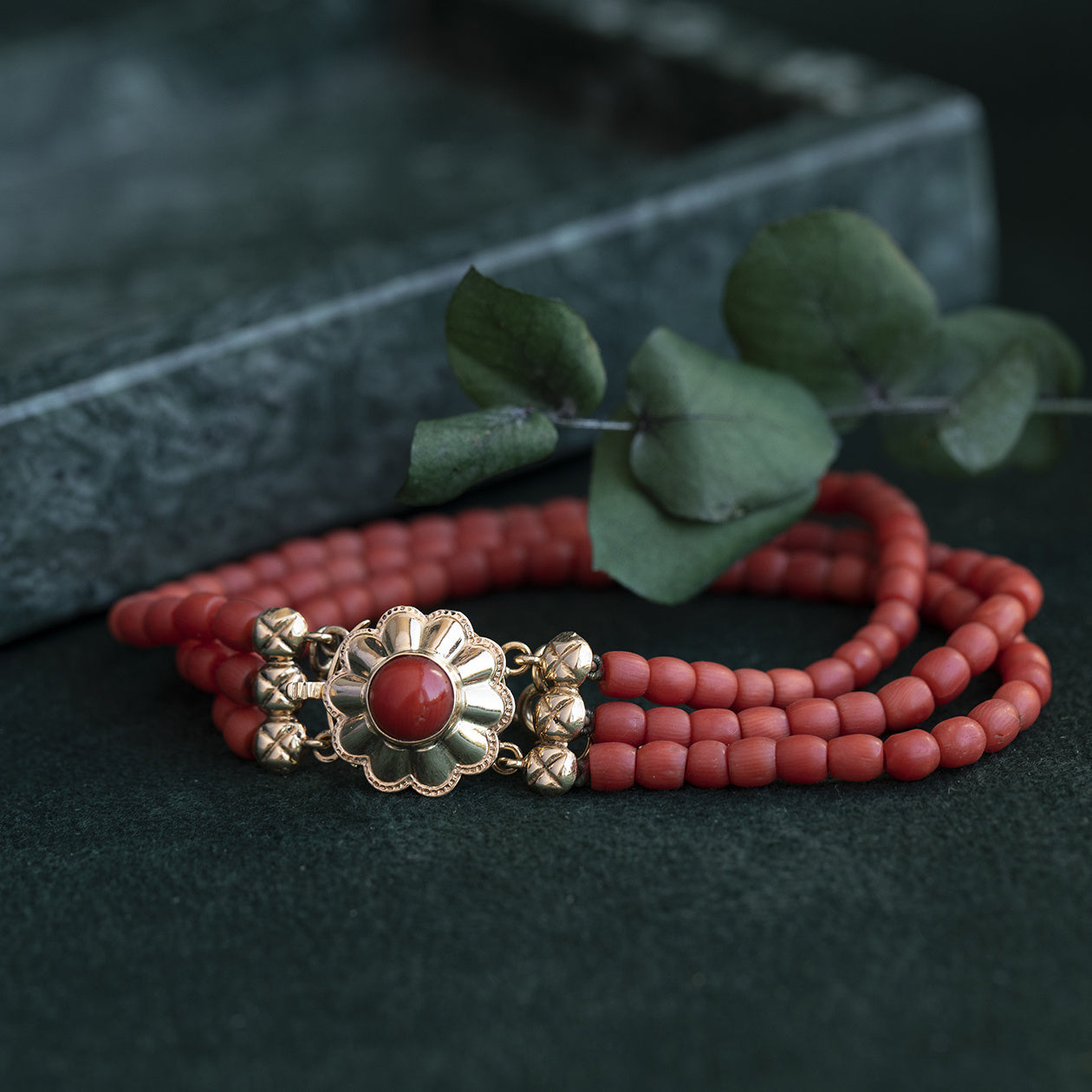 Bloedkoraal armband met gouden siersluiting 17.5 cm 14 krt