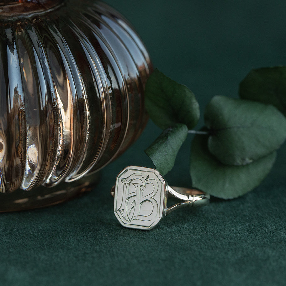 Vintage zegelring met gravure 9 krt