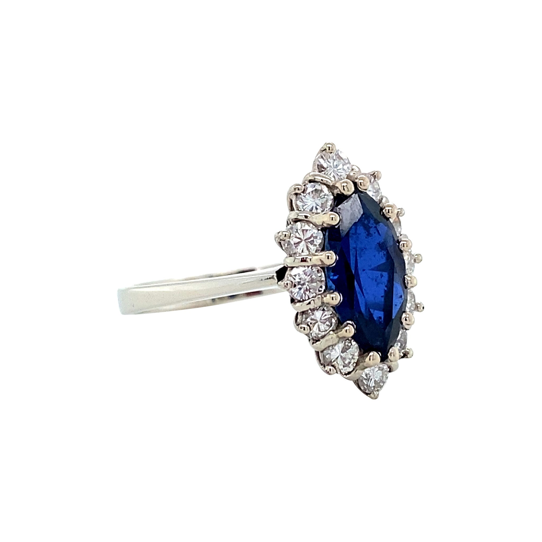 Vintage white gold entourage ring with sapphire and diamond, 18 kt