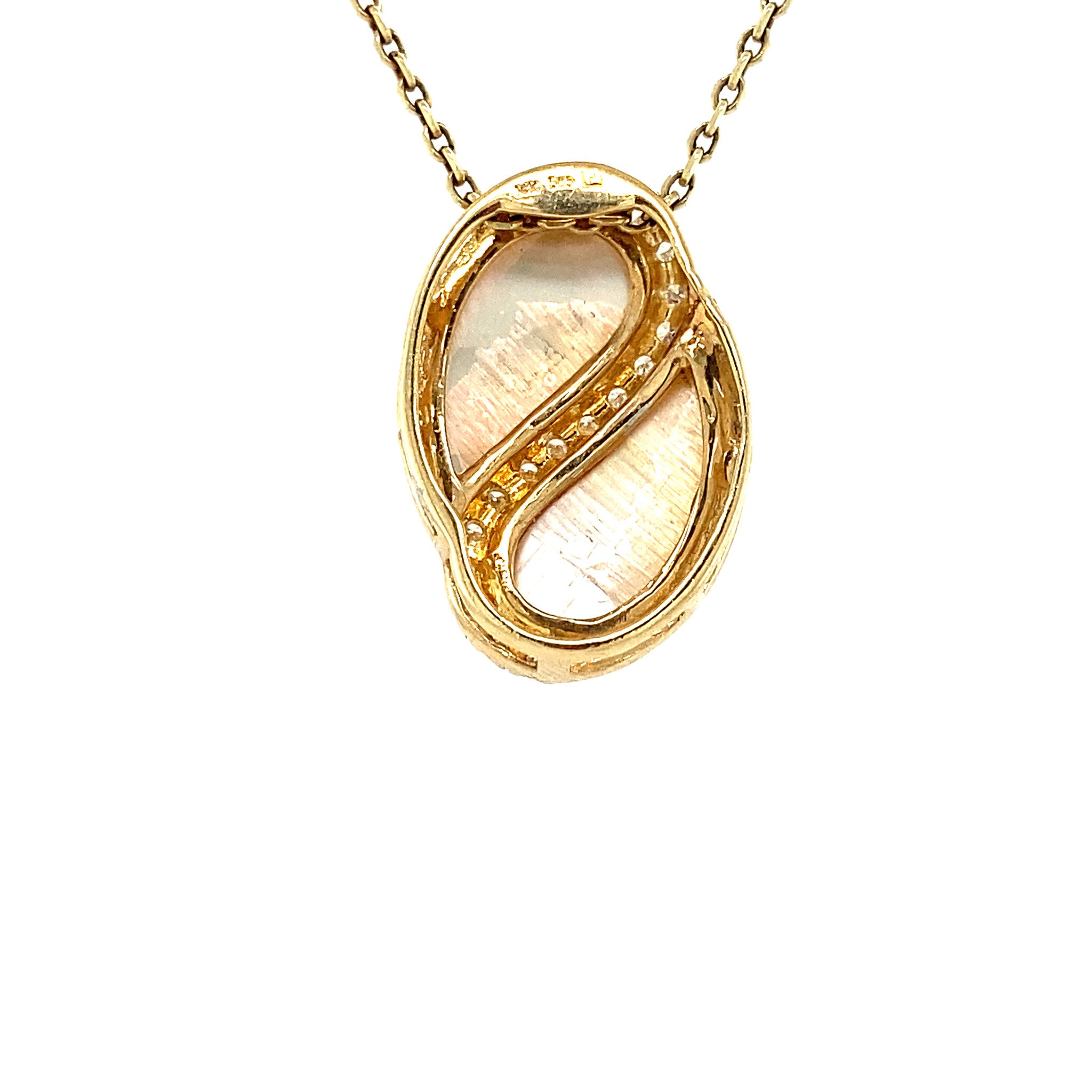 Gouden hanger met parelmoer en diamant 14 krt
