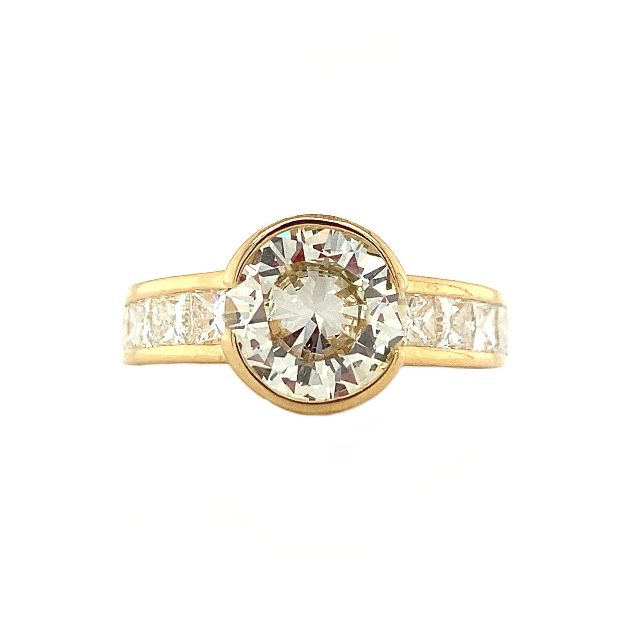 18 kt gold ring with diamond