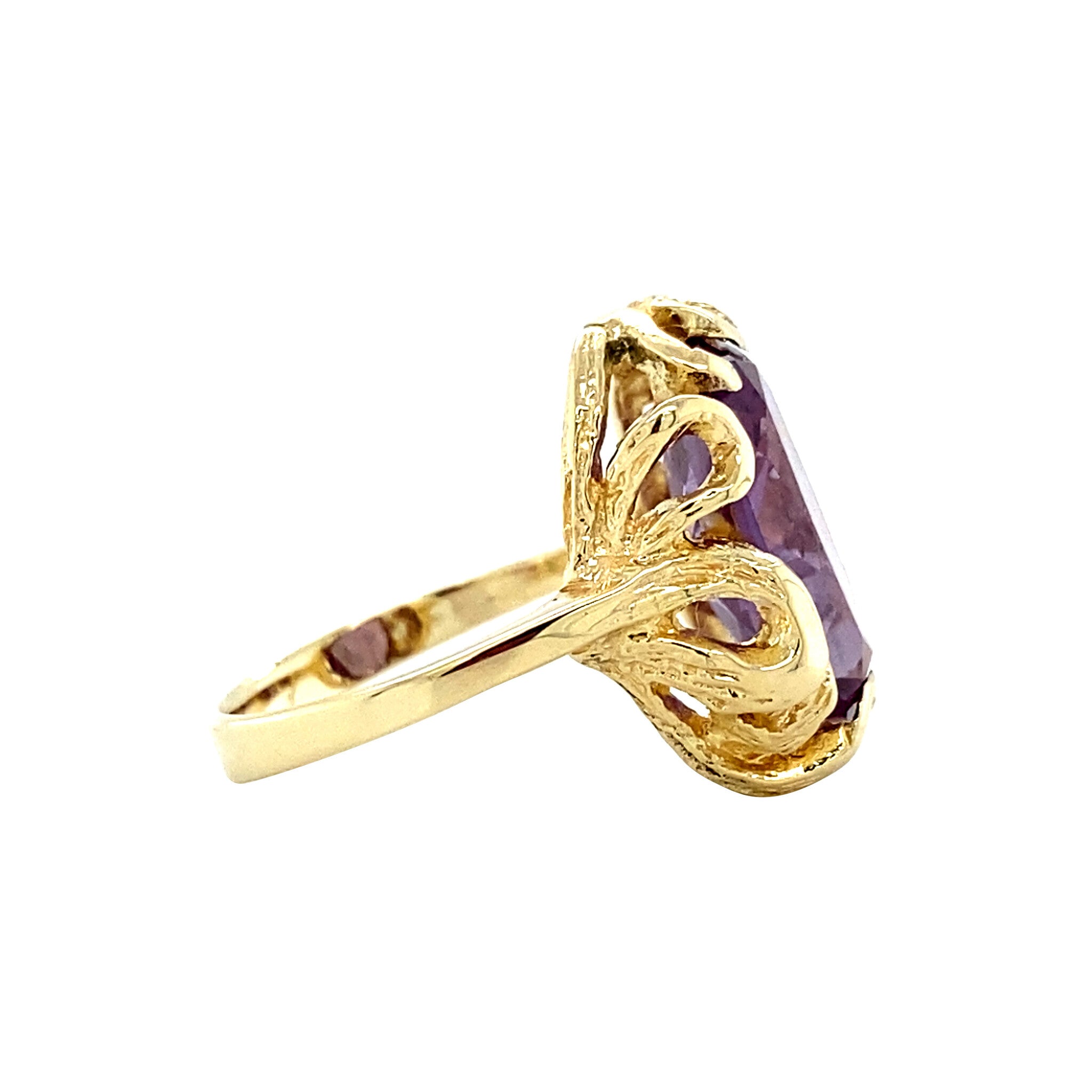 Gouden vintage ring met synthetische saffier 14 krt