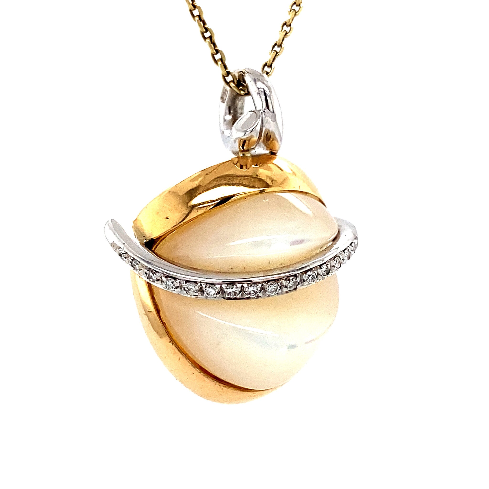 18 kt gold pendant with mother-of-pearl and diamond