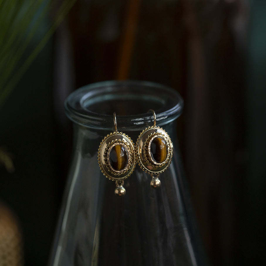 Gouden oorhangers met tijgeroog 14 krt