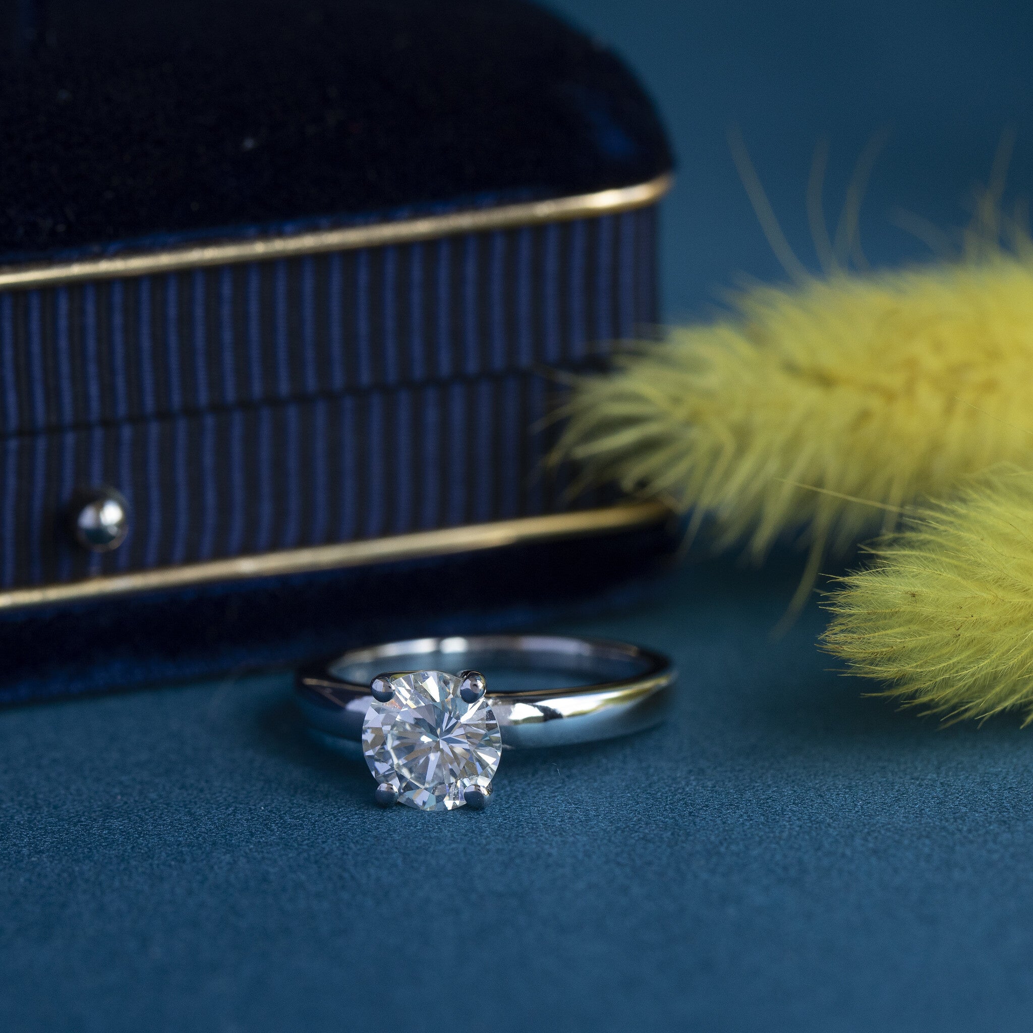 White gold solitaire ring with 1.39 ct diamond, 18 kt