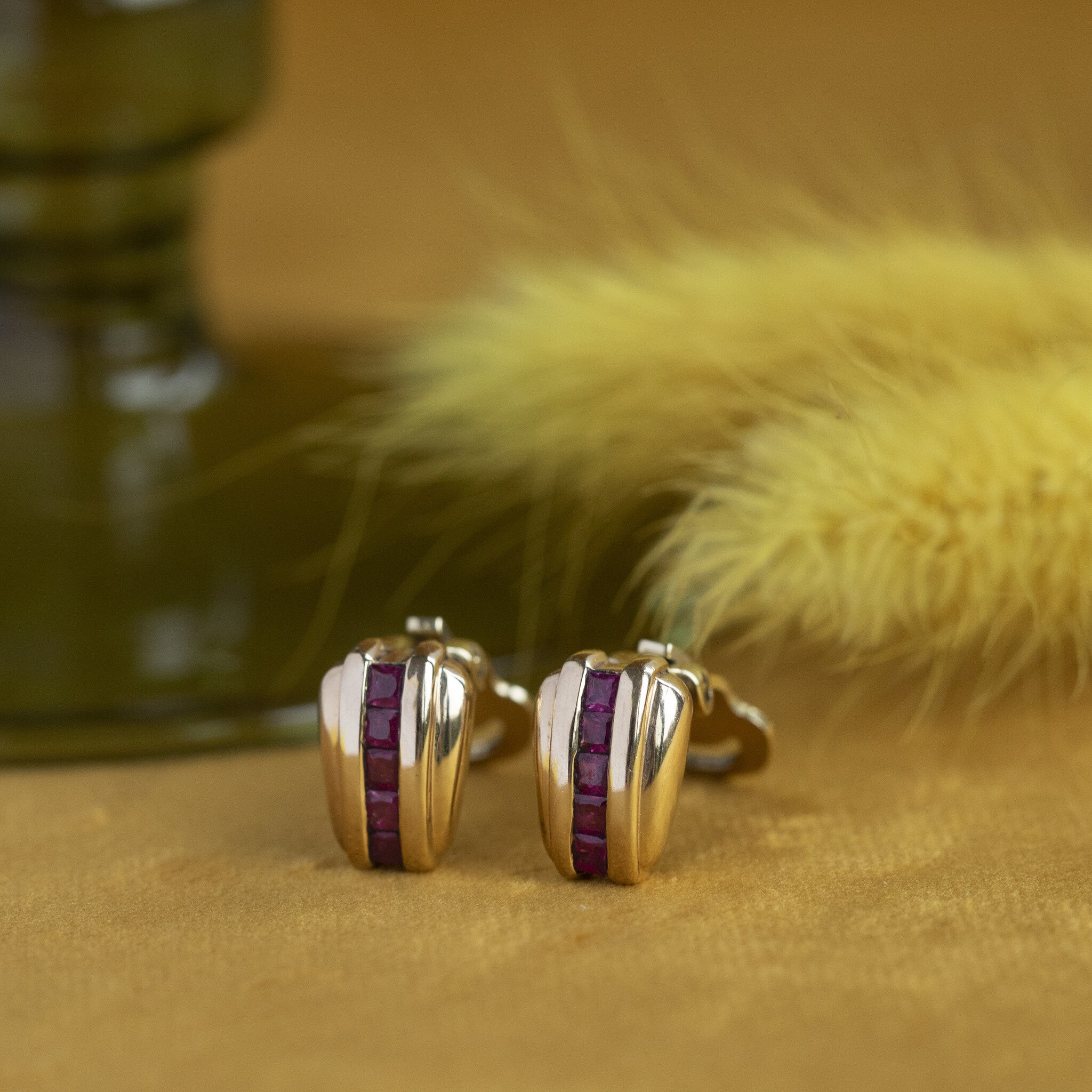 Gouden oorclips met robijn 14 krt