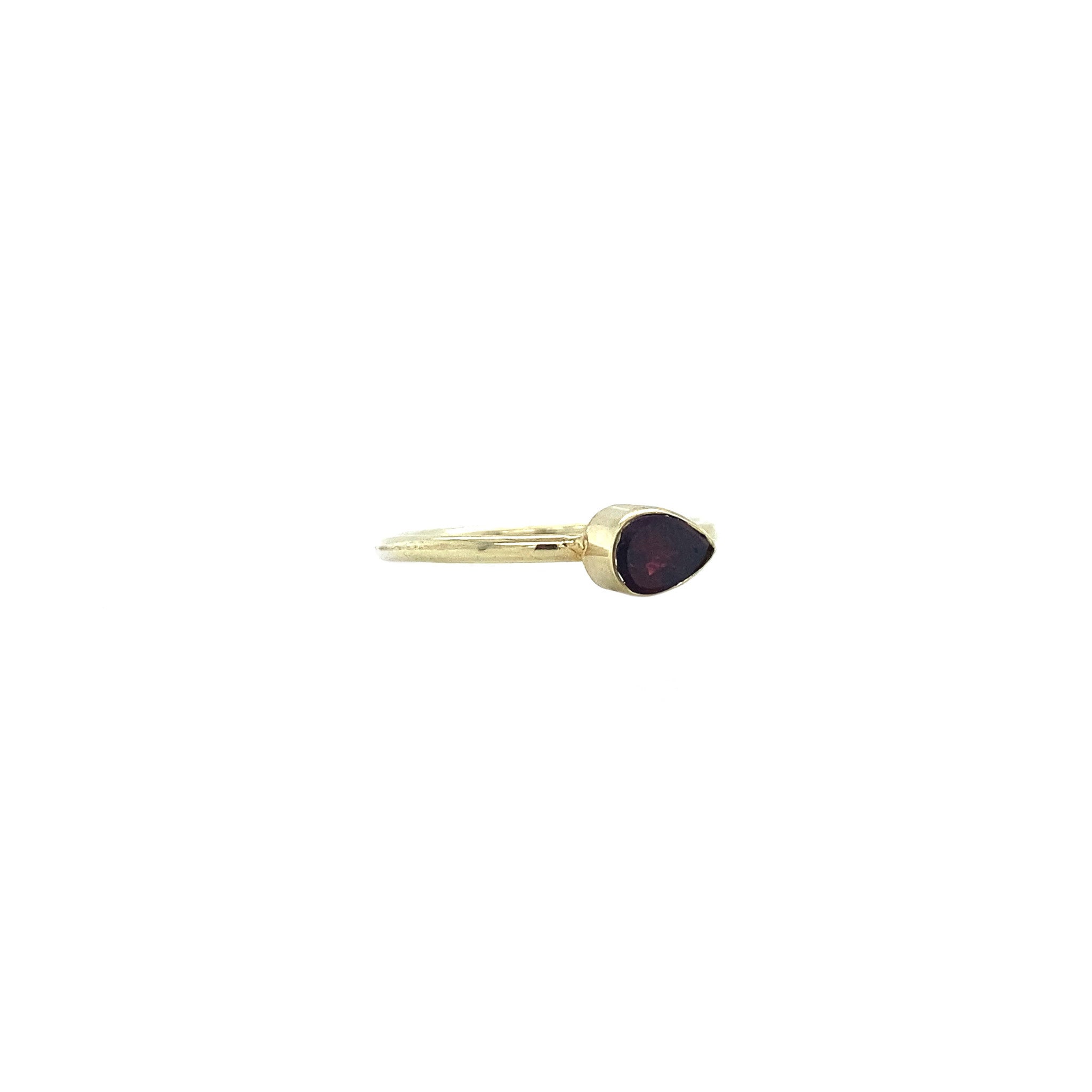 14 kt gold ring with garnet