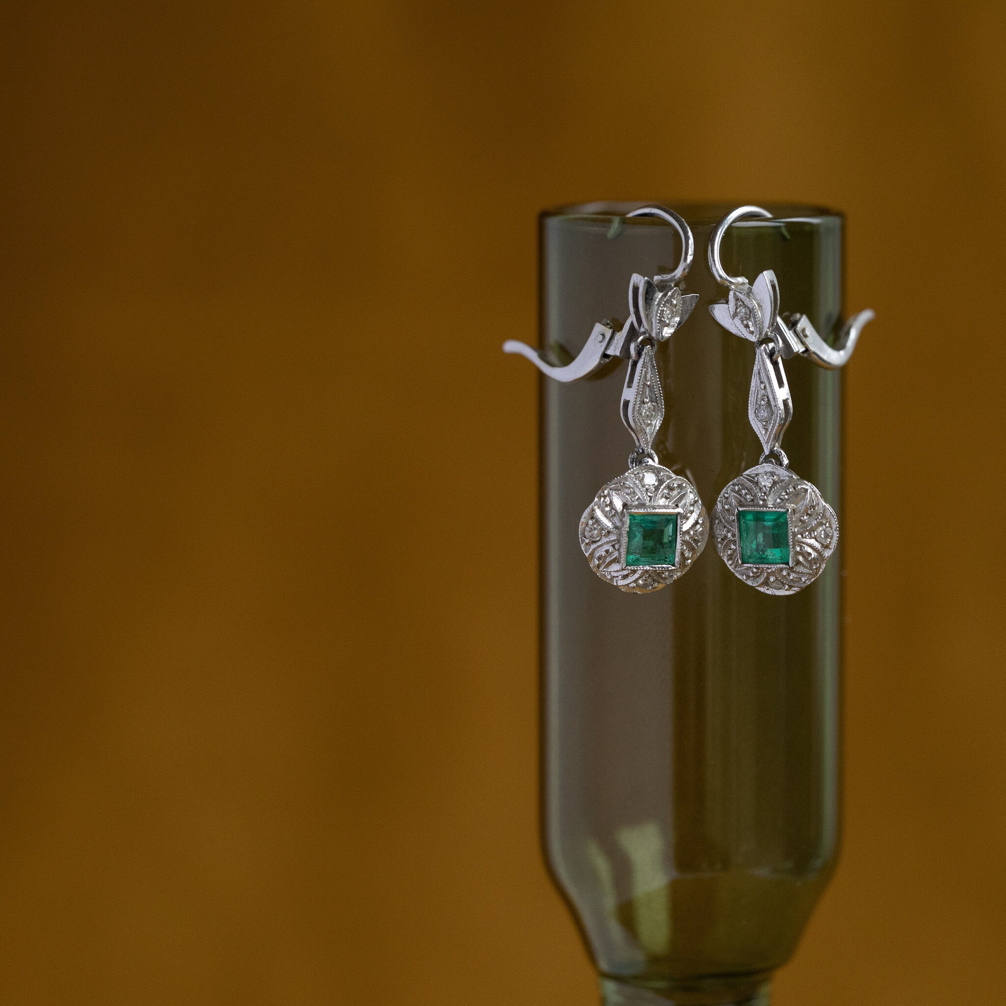 White gold earrings with diamond and emerald 14 krt