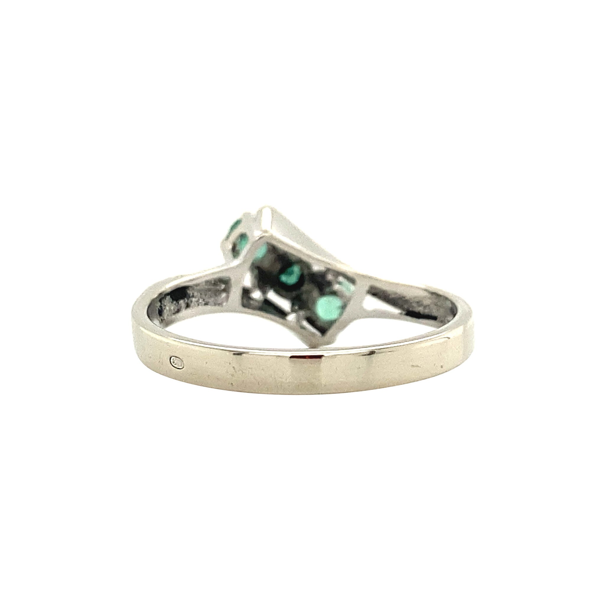 White gold strike ring with emerald 14 krt