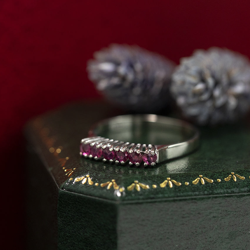 Witgouden rijring met robijn 14 kt