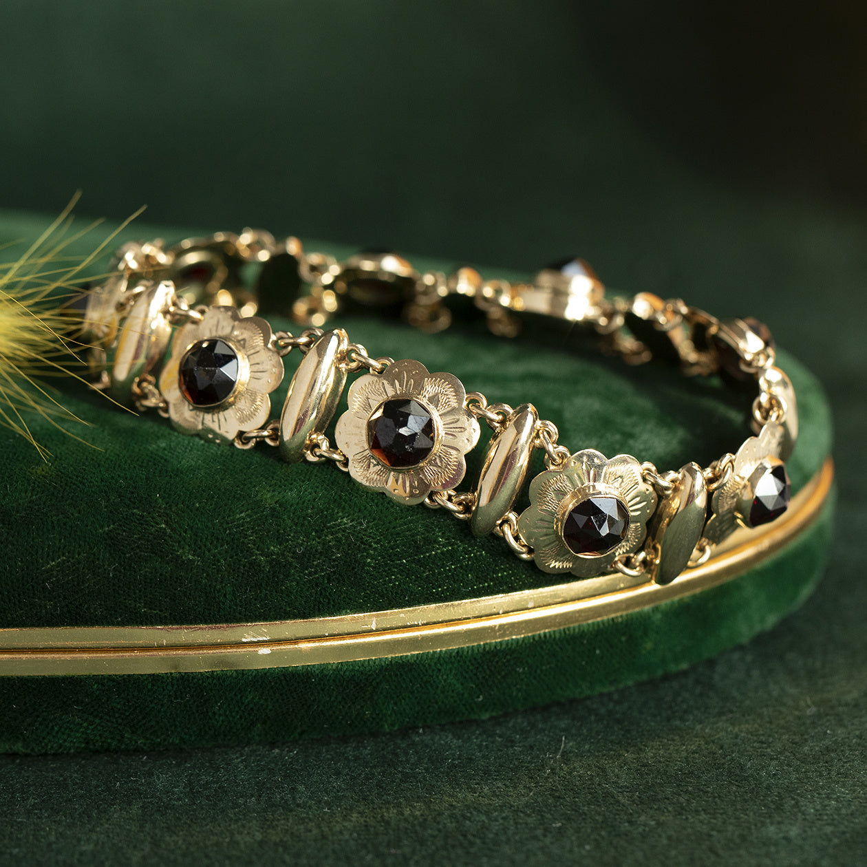 Gouden vintage bootjes armband met granaat 14 krt