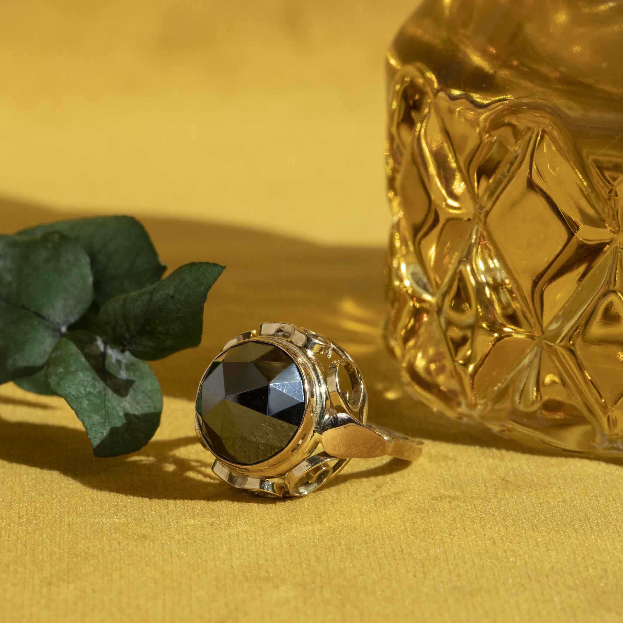 Gouden ring met hematiet 14 krt