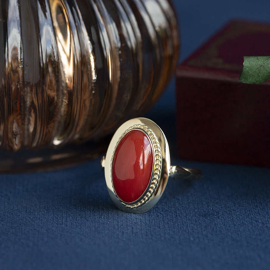 Gold vintage ring with blood coral 14 kt