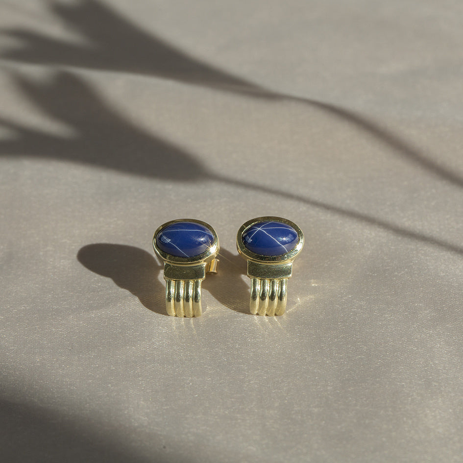 14 kt gold stud earrings with star sapphire