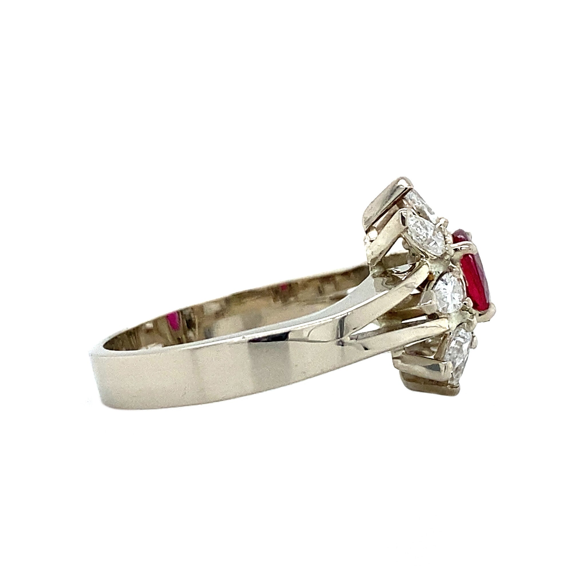 White gold entourage ring with ruby and diamond 18 kt