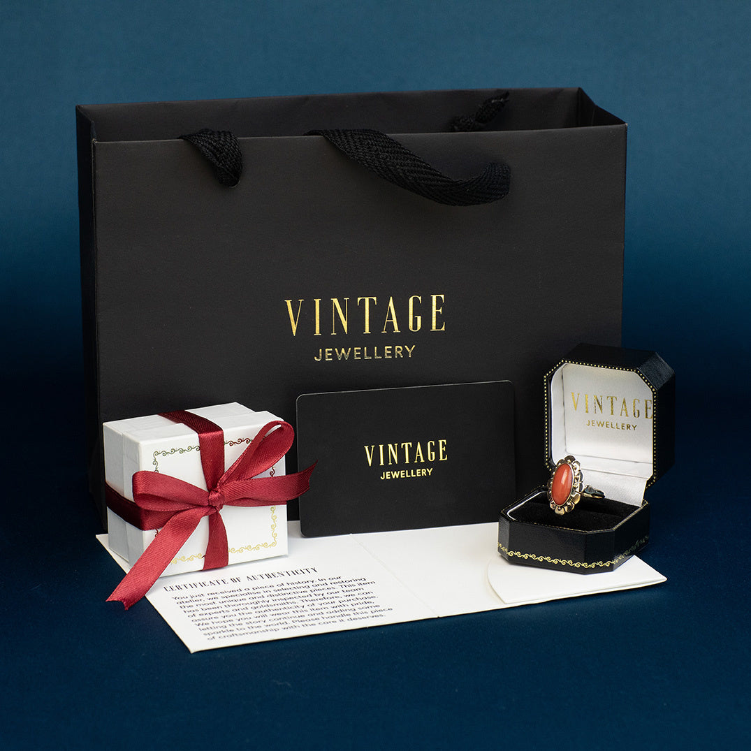 Gold vintage ring with jade 14 kt