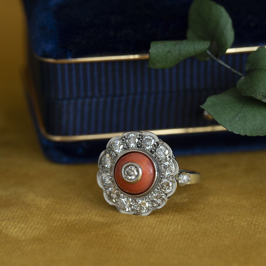 Vintage platina entourage ring met diamant en bloedkoraal 900