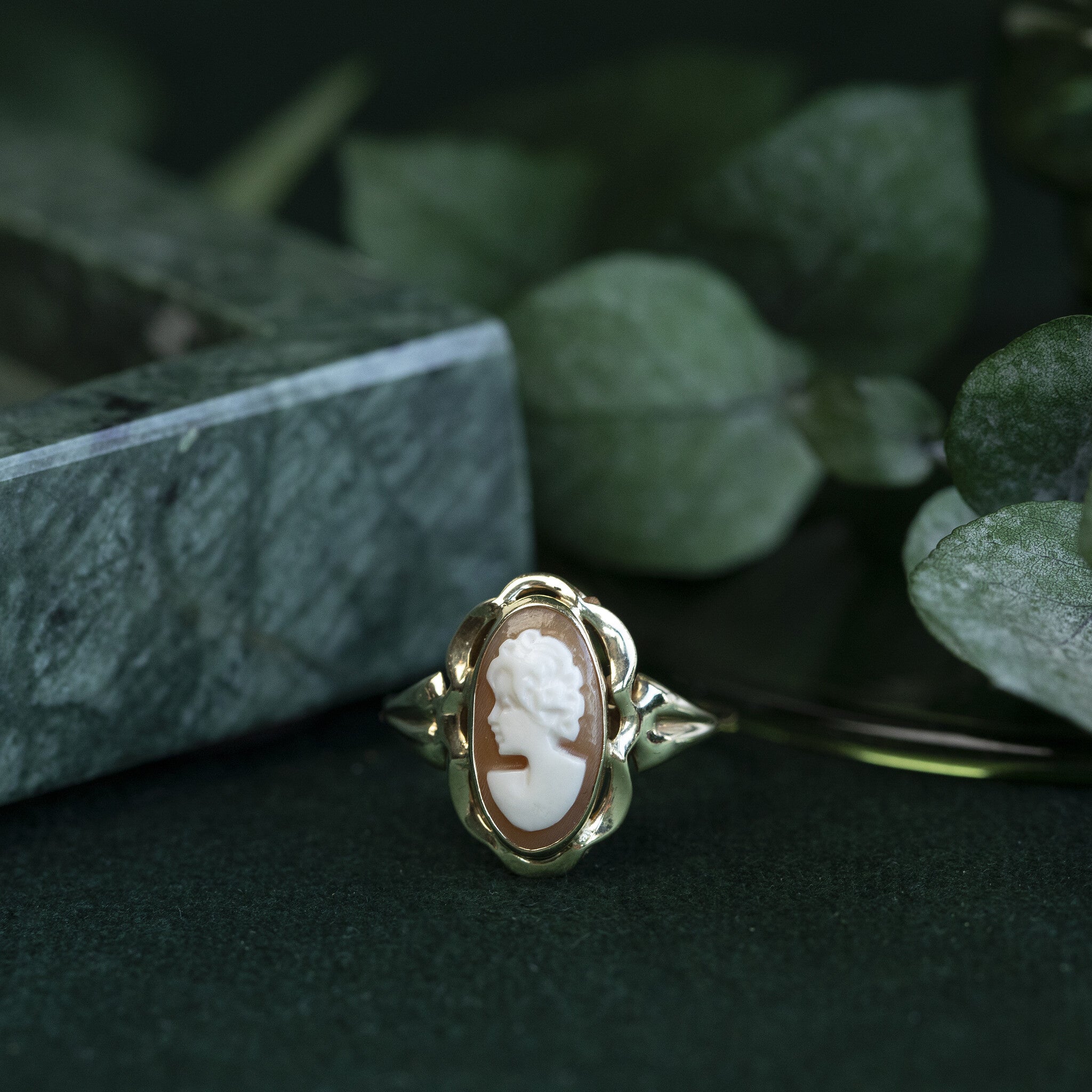 Gold ring with cameo 14 krt