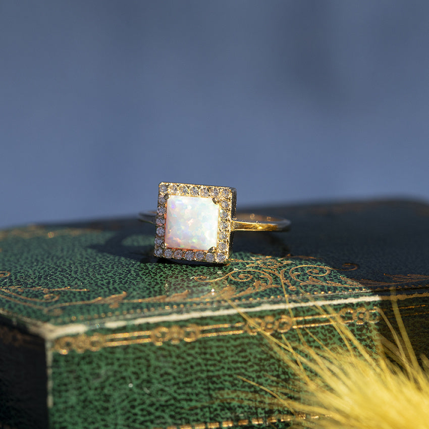 Gouden vintage entourage ring met opaal en zirkonia 14 krt