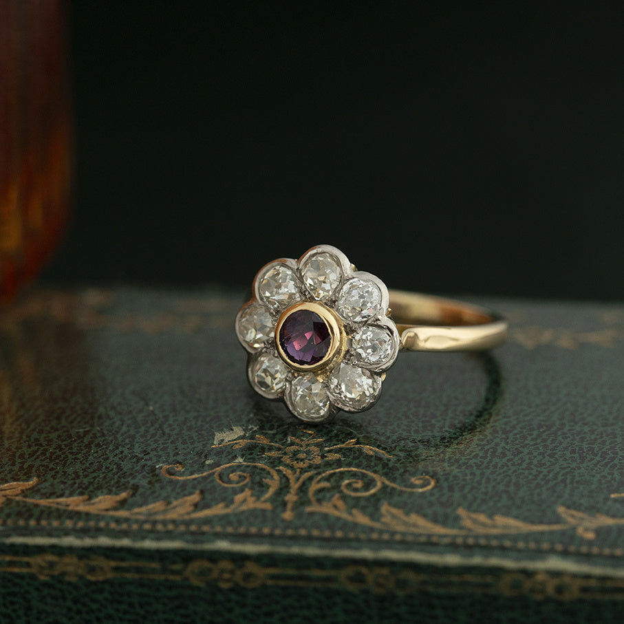 Gouden vintage entourage ring met robijn en diamant 18 krt