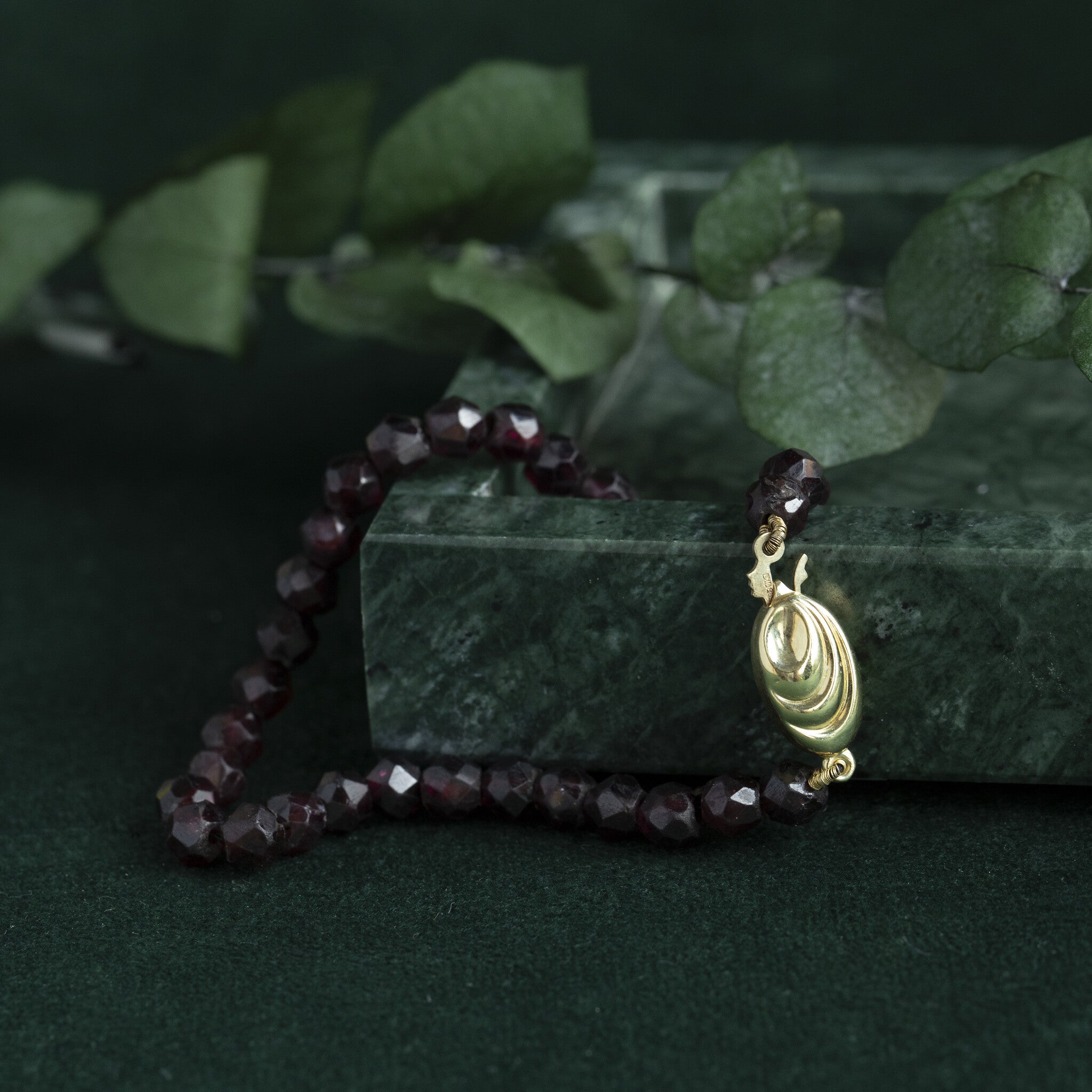Vintage garnet bracelet with gold clasp 17 cm 14 kt