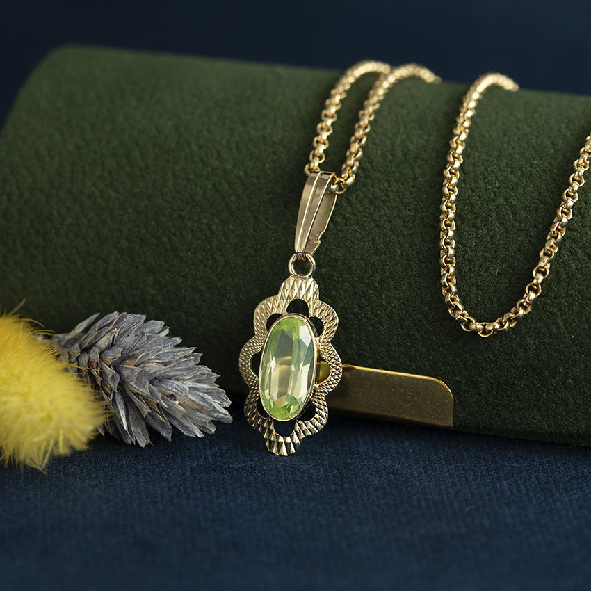 14 kt vintage gold pendant with spinel