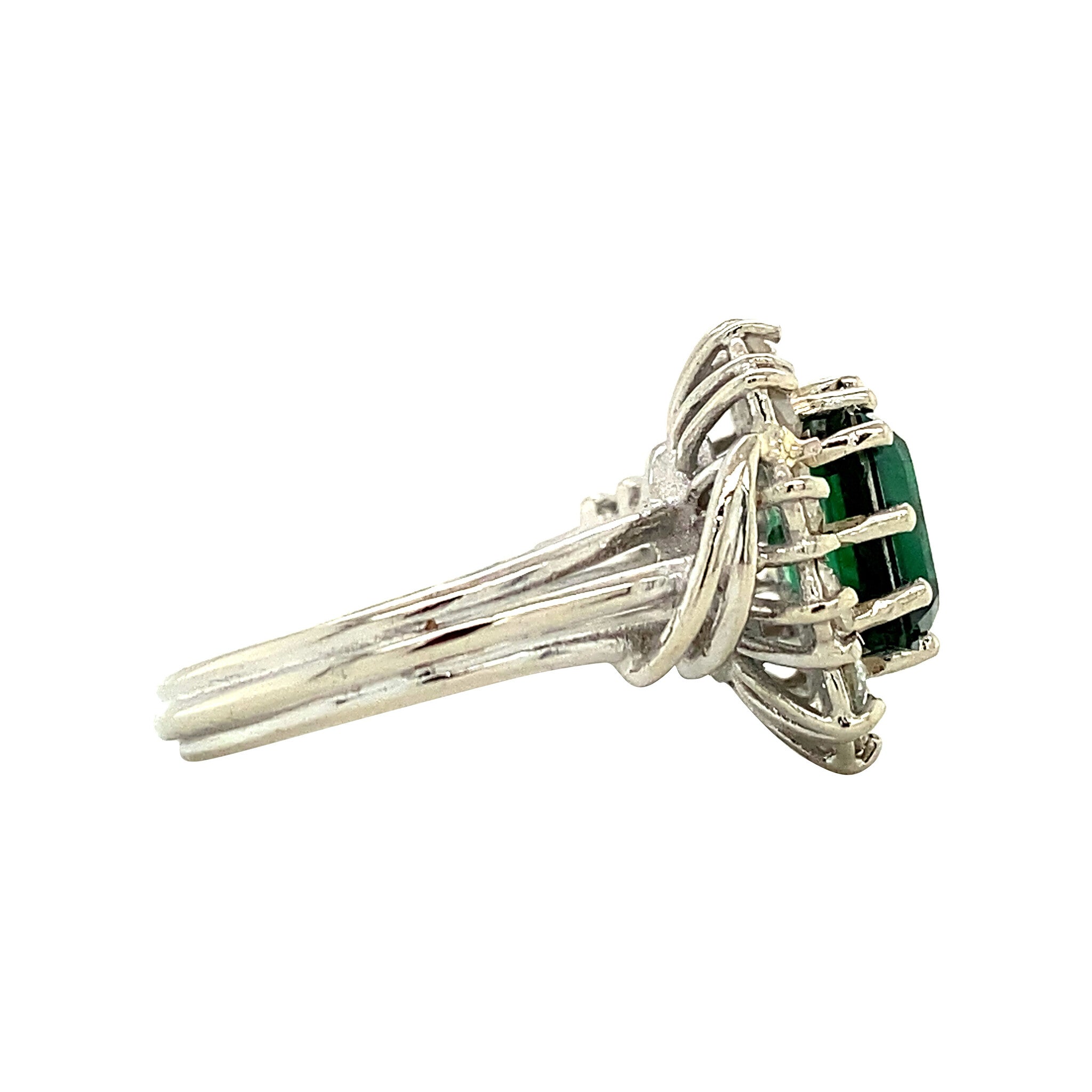 Witgouden entourage ring met diamant en groene spinel 18 krt